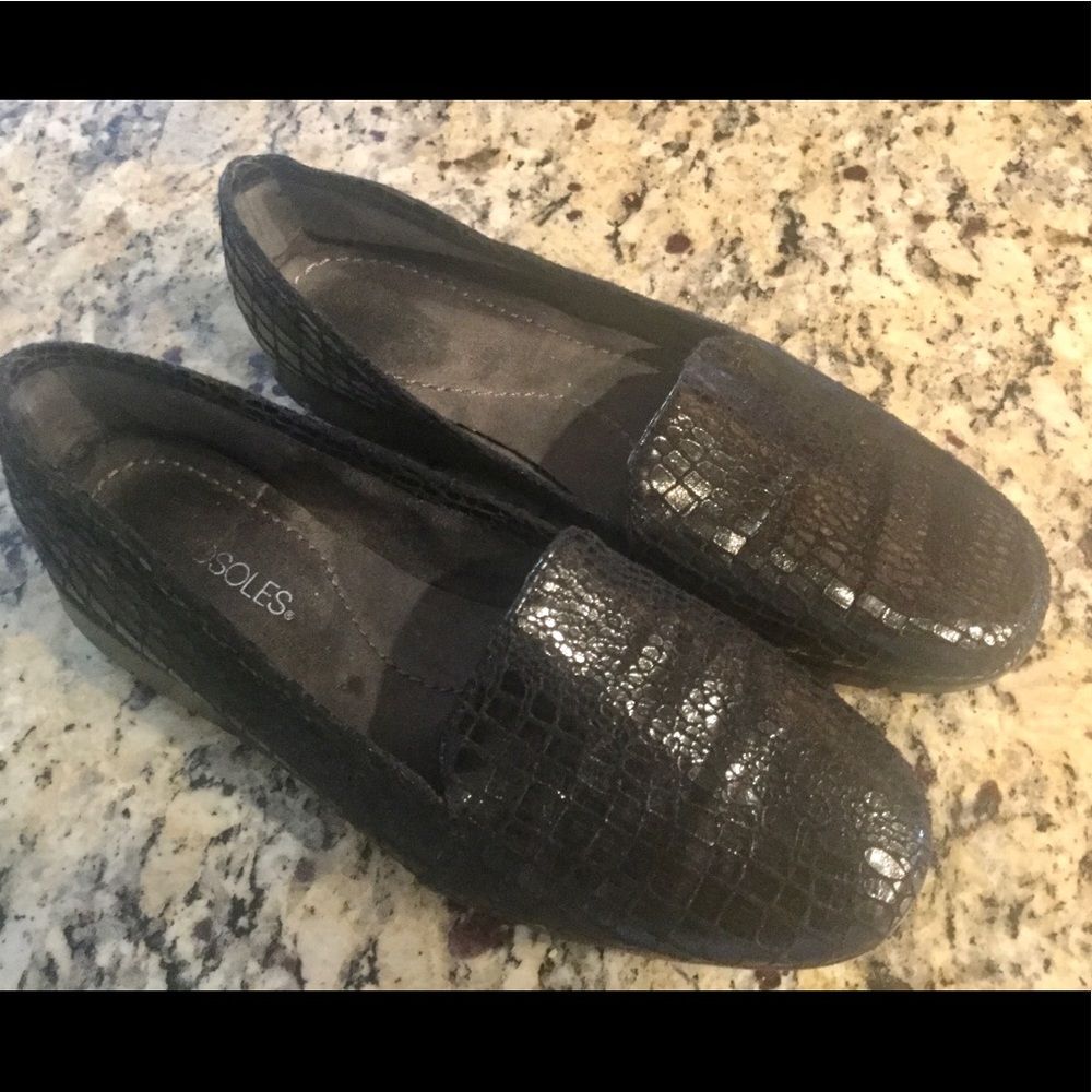 AEROSOLES Black Croc-Embossed Slip-On Loafers